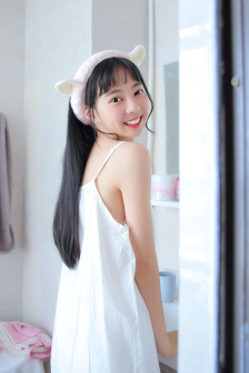 他的手一点一点往下移动视频